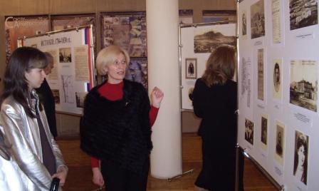 Директор Центрального госархива Лариса Засеева с молодыми посетителями выставки
